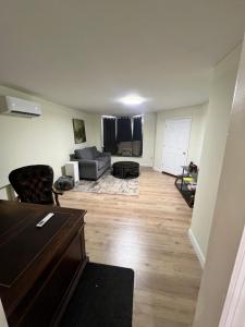 una sala de estar con un sofá y una mesa en Your Comfortable Home Away From Home, en North Bergen