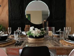 a table with a round mirror and a table with plates at Ma maison peruvienne- departamento muy cerca aéropuerto in Lima +38 photos