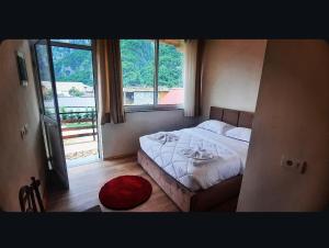 Rúm í herbergi á Mikel Center Theth Guesthouse