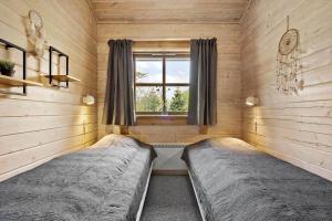 due letti in una stanza con finestra di 1187-Ringkobing-Irisvej-21 a Nørby