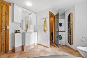 un bagno con lavandino e lavatrice di 1187-Ringkobing-Irisvej-21 a Nørby Altre 40 foto