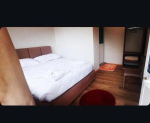 Rúm í herbergi á Mikel Center Theth Guesthouse