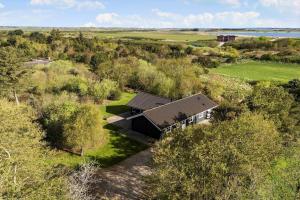 una vista dall'alto di una casa in un campo di 1187-Ringkobing-Irisvej-21 a Nørby