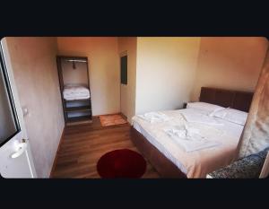 Rúm í herbergi á Mikel Center Theth Guesthouse