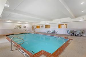 Best Western Plus Monica Royale Inn & Suitesの敷地内または近くにあるプール