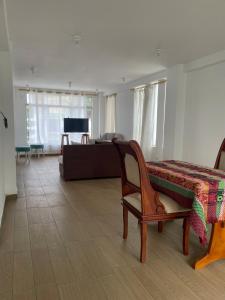 un soggiorno con un divano e una poltrona di Comfortable 3 bedroom house near the airport Quito and Portal a Calderón