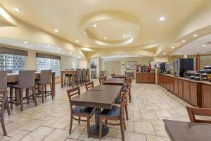 Best Western Plus Monica Royale Inn & Suitesにあるレストランまたは飲食店