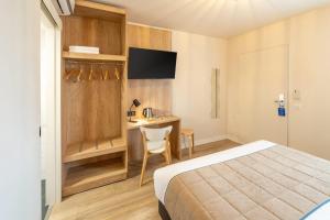 a hotel room with a bed and a desk at Sure Hotel by Best Western Mont-de-Marsan in Saint-Pierre-du-Mont +77 photos