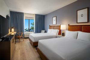 Martis Valley Lodge, Tapestry Collection by Hilton客房内的一张或多张床位
