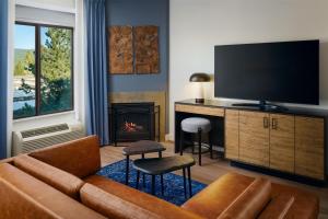Martis Valley Lodge, Tapestry Collection by Hilton的电视和/或娱乐中心