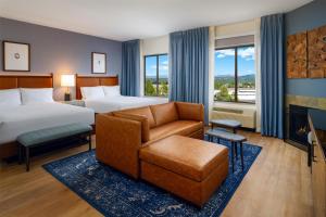 特拉基Martis Valley Lodge, Tapestry Collection by Hilton的有两张床和一张沙发的酒店房间