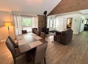 Χώρος καθιστικού στο Stylish cottage near Lake Huron with Hot Tub