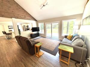 Μια τηλεόραση ή/και κέντρο ψυχαγωγίας στο Stylish cottage near Lake Huron with Hot Tub