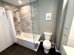 Ένα μπάνιο στο Stylish cottage near Lake Huron with Hot Tub +35 φωτογραφίες