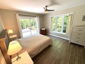 Ένα ή περισσότερα κρεβάτια σε δωμάτιο στο Stylish cottage near Lake Huron with Hot Tub