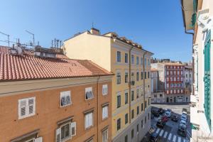 Una vista aérea de una calle de la ciudad con edificios. en Vecellio, rustico in centro a Trieste, en Trieste
