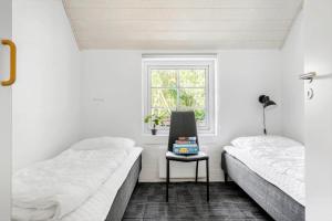 Giường trong phòng chung tại 1137-Ringkobing-Klevevej-20 +40 ảnh