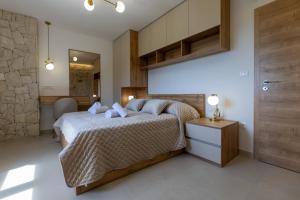 Un dormitorio con una cama grande y un baño. en Villa Mikić, en Klek 31 fotos más