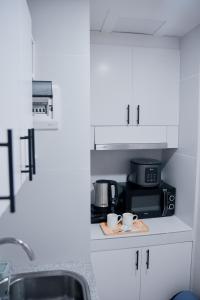 ロハスにあるKabin Tiny Homeのキッチン(コーヒーカップ2つ、電子レンジ付) +38枚の写真