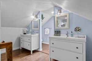 a bathroom with two sinks and a mirror at Blue Door Breeze in Coeur d'Alene +38 photos