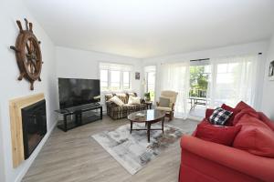 TV/trung tâm giải trí tại Condo Bord de fleuve Piscine - Les Voitures d'Eau