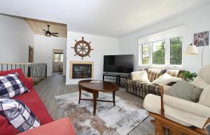 TV/trung tâm giải trí tại Condo Bord de fleuve Piscine - Les Voitures d'Eau