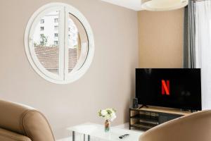 Μια τηλεόραση ή/και κέντρο ψυχαγωγίας στο Cosy Hub : Confort pro garage proche transports