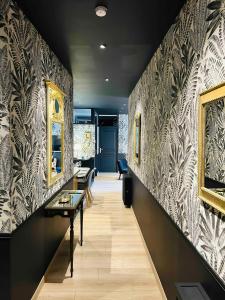 a hallway with black and white wallpaper and a table at LEtape Prestige Hyper-Centre Calme in Reims