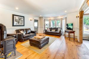 Ruang duduk di Walkable North Woodstock Home on Main Street!