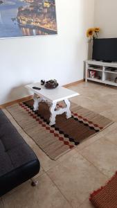 Una mesa de centro blanca en una sala de estar. en Portus Ribeira House, en Vila Nova de Gaia