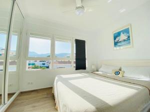 Łóżko lub łóżka w pokoju w obiekcie Luminoso ático con vistas al mar en Torremolinos