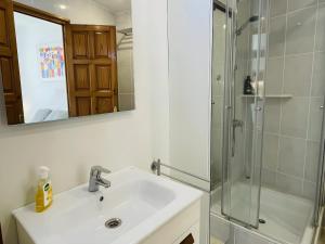 A bathroom at RR1. Terrace and balcony with spectacular views Még 31 kép