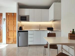 A kitchen or kitchenette at RR1. Terrace and balcony with spectacular views