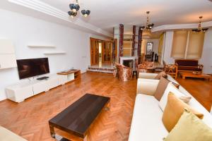 Μια τηλεόραση ή/και κέντρο ψυχαγωγίας στο Malikane Residence,6 bed detached