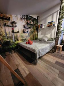 ein Schlafzimmer mit einem Bett in einem Zimmer in der Unterkunft Le Celeste Maison de Village avec toit terrasse in Gréoux-les-Bains
