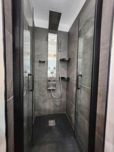 ein Badezimmer mit Dusche mit Glastür in der Unterkunft Le Celeste Maison de Village avec toit terrasse in Gréoux-les-Bains + 35 Fotos
