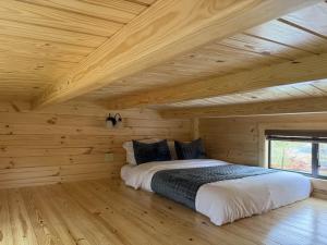 Ένα ή περισσότερα κρεβάτια σε δωμάτιο στο Tiny Cabin #4 by Windham NY Escape 'Cabin Comfort'