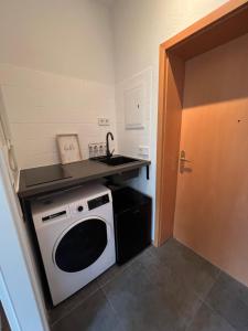 Una pequeña cocina con estufa y microondas. en Pretty Home D10 Small&Smart, en Chemnitz