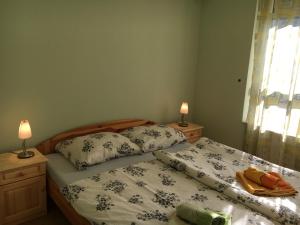 ヘーヴィーズにあるYuliya Apartmentのベッドルーム1室(枕2つ、ランプ2つ付)