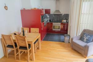 een woonkamer met een tafel en een bank en een keuken bij Manuela 9 by SMR Rauris Apartments - close to Spa and Gondola in Rauris