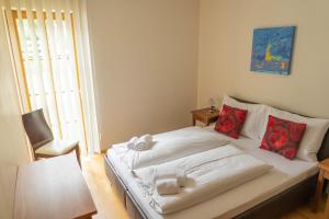 een slaapkamer met een bed, een tafel en een raam bij Manuela 9 by SMR Rauris Apartments - close to Spa and Gondola in Rauris