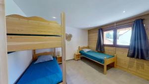 a bedroom with two bunk beds and a window at CASA-Grand Laus: Duplex familial sauna et jacuzzi in Aiguilles