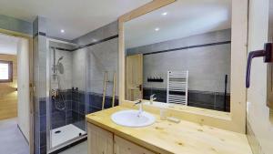 Koupelna v ubytování CASA-Grand Laus: Duplex familial sauna et jacuzzi + 46 fotografií