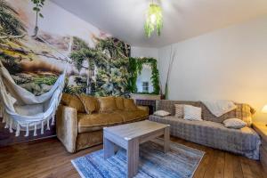 a living room with a couch and a hammock mural at La Maison l Expérience - Cinéma Spa Proche Paris in Maisons-Alfort +58 photos