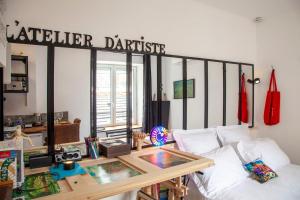 a living room with a white couch and a table at Latelier DArtistes : expérience créative in Vierzon