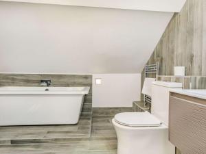 Un baño con inodoro, lavabo y bañera. en 3 Bed in Woolacombe 87573, en Mortehoe 16 fotos más
