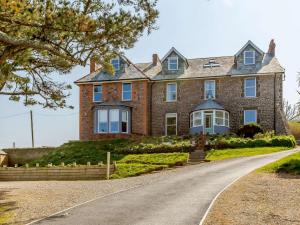 una gran casa de ladrillo con entrada en 3 Bed in Woolacombe 87573, en Mortehoe