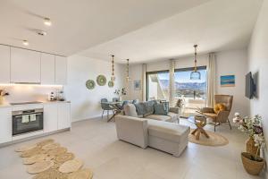 ein Wohnzimmer mit Sofa und Tisch in der Unterkunft Bello piso con vistas espectaculares y un spa in Sitio de Calahonda