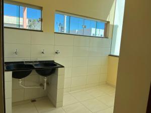 ボン・ジェズス・ダ・ラパにあるEspaço Dona Dejaの洗面台が2つと窓があるバスルーム +18枚の写真