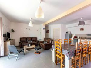 a kitchen and a living room with a table and chairs at Casa-des Oliviers maison vacances avec piscine in Montmeyan